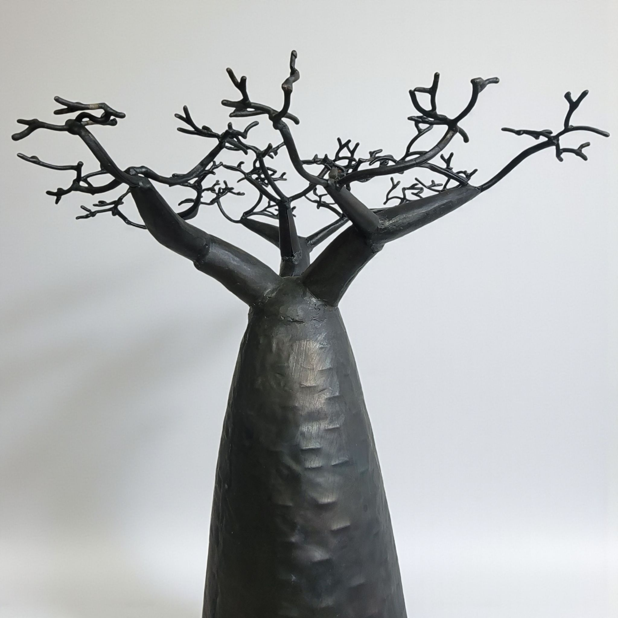 Baobab aus recyceltem Ölfass | Affenbrotbaum | 80 cm Schwarz | Einzelstück aus Madagaskar