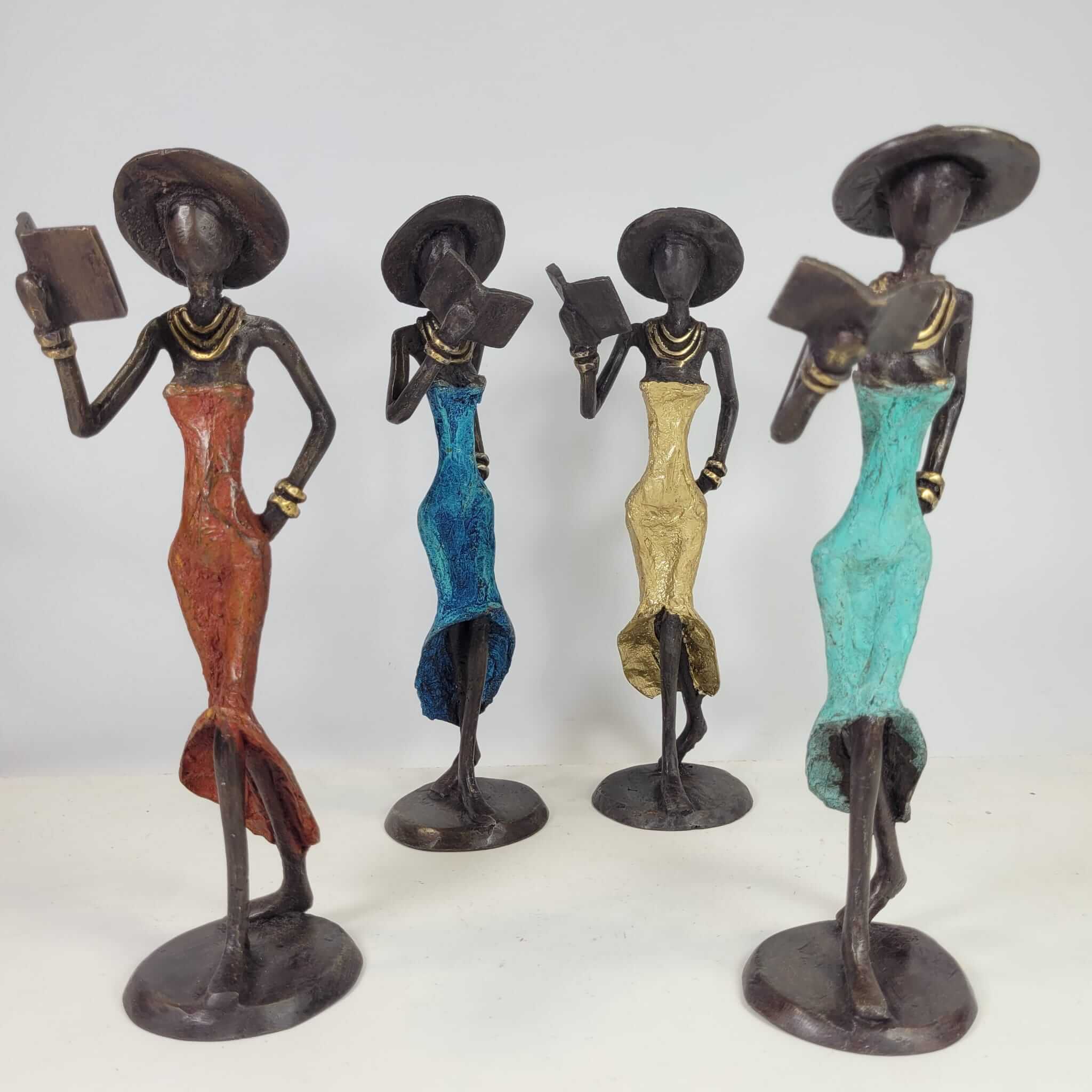 Bronze-Skulptur "Femme avec livre et chapeau" by Soré | verschiedene Größen und Farben