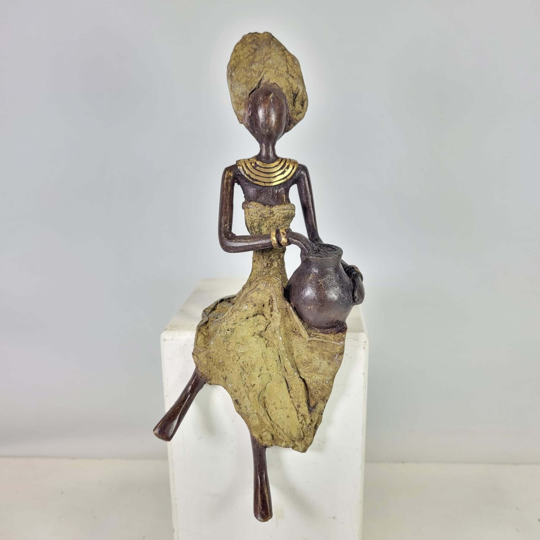 Bronze-Skulptur "Femme assise avec amphore" by Soré | verschiedene Größen und Farben