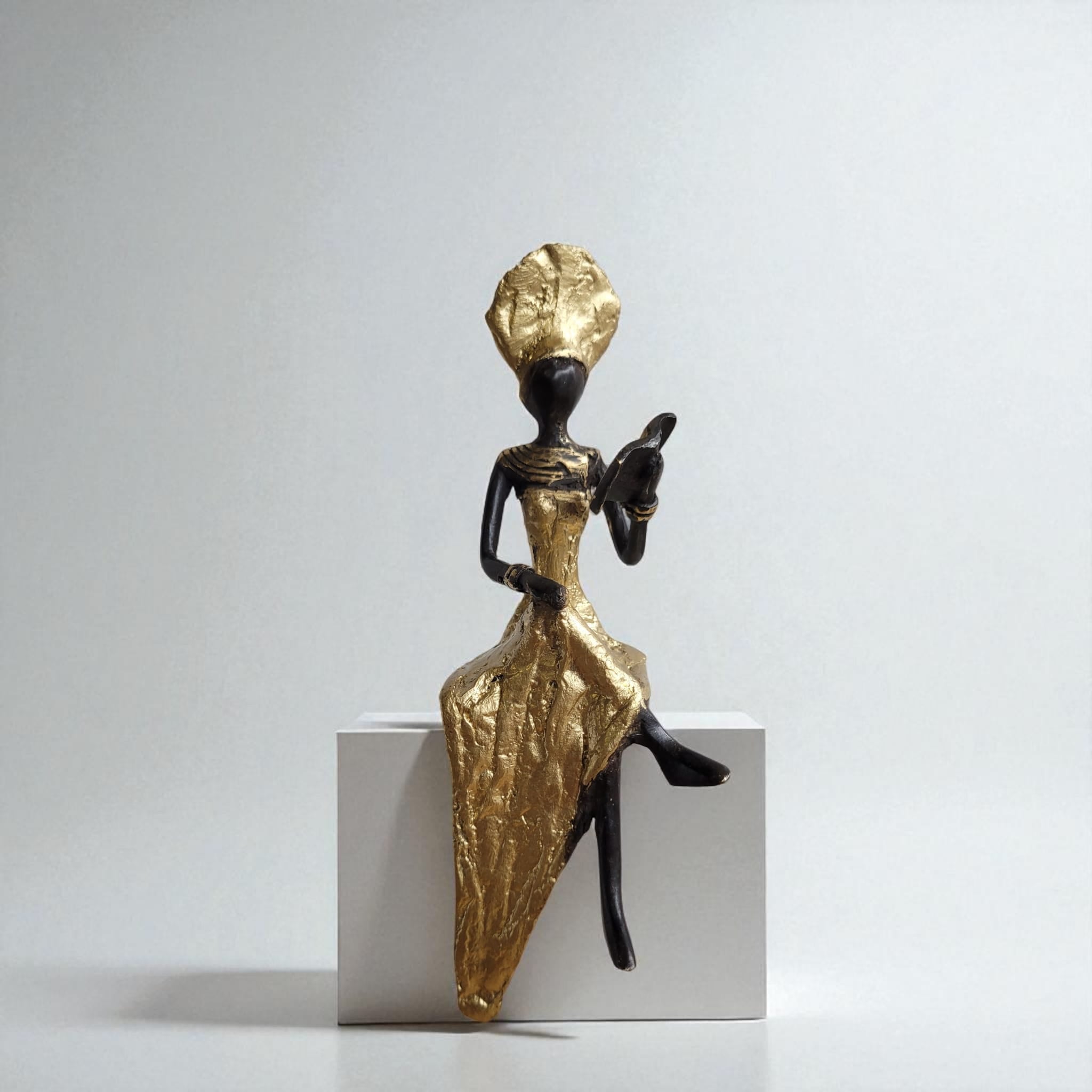 Bronze-Skulptur "Femme qui lit" by Karim Sana | verschiedene Größen und Farben