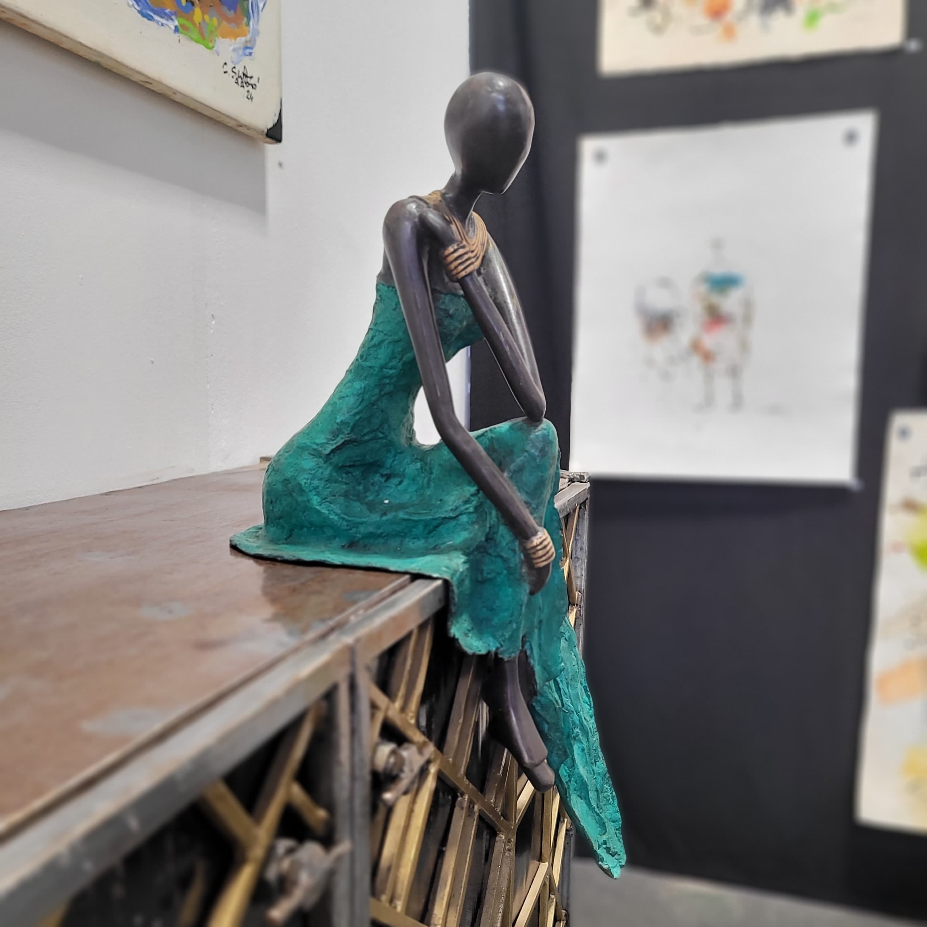 Bronze-Skulptur "Sitzende Dame" by Herman | verschiedene Farben & Größen