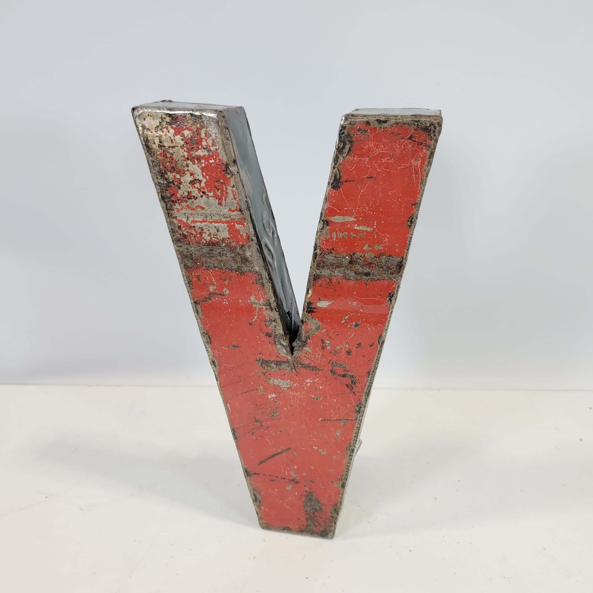 Buchstabe "V" aus recycelten Ölfässern | 22 oder 50 cm | verschiedene Farben