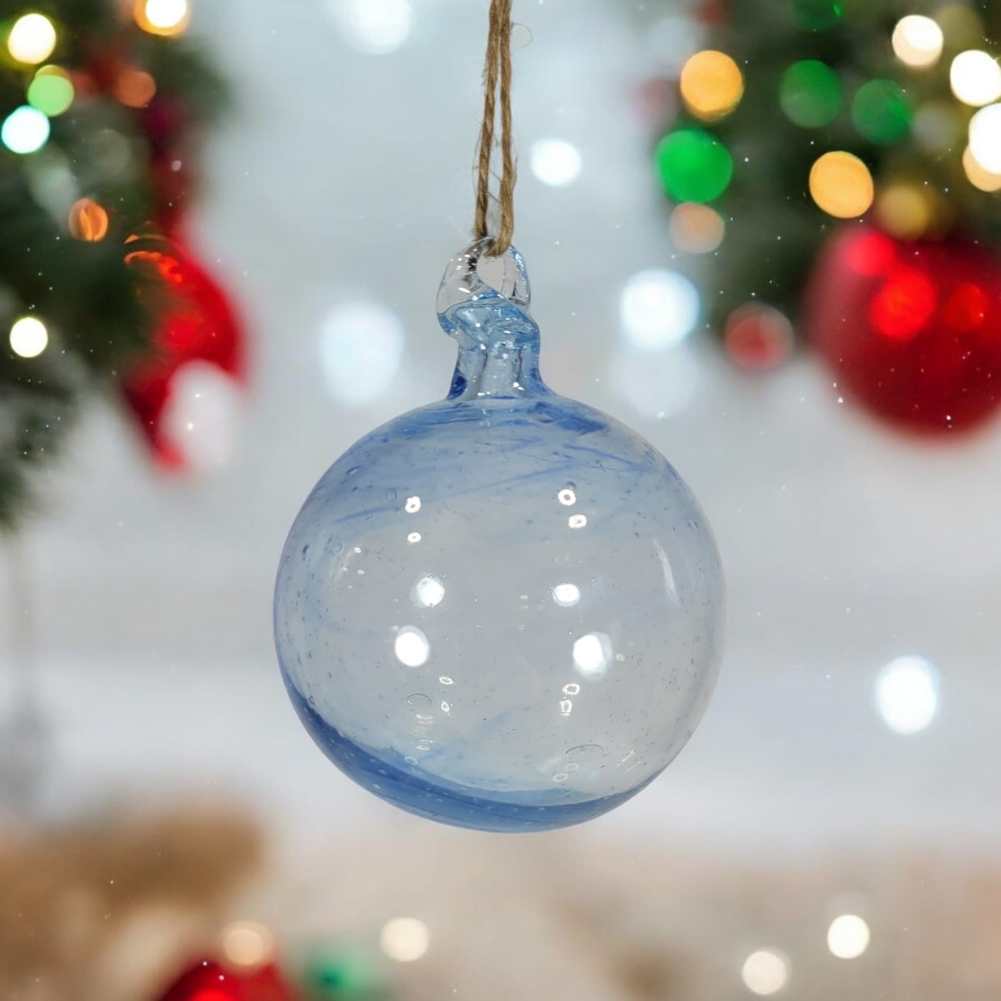 Mundgeblasene Weihnachtskugel | Light Blue | handgemacht in Palästina | Fair Trade for Peace