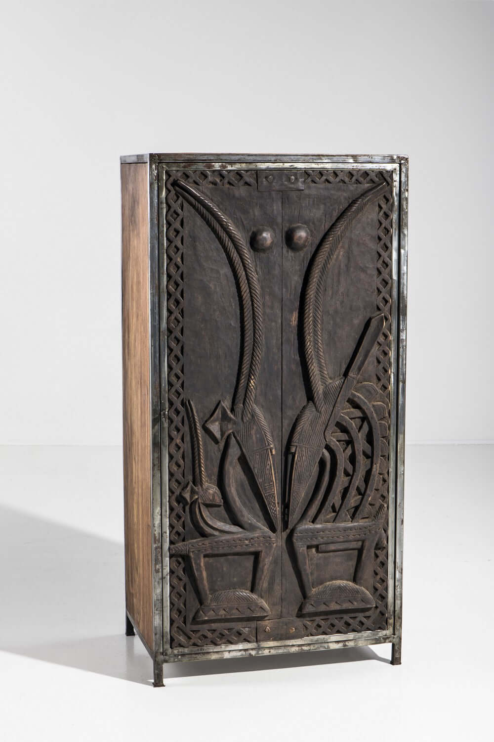 Schrank "Oufouet" by Inoussa Dao | mit eingearbeiteten Dogon-Türen