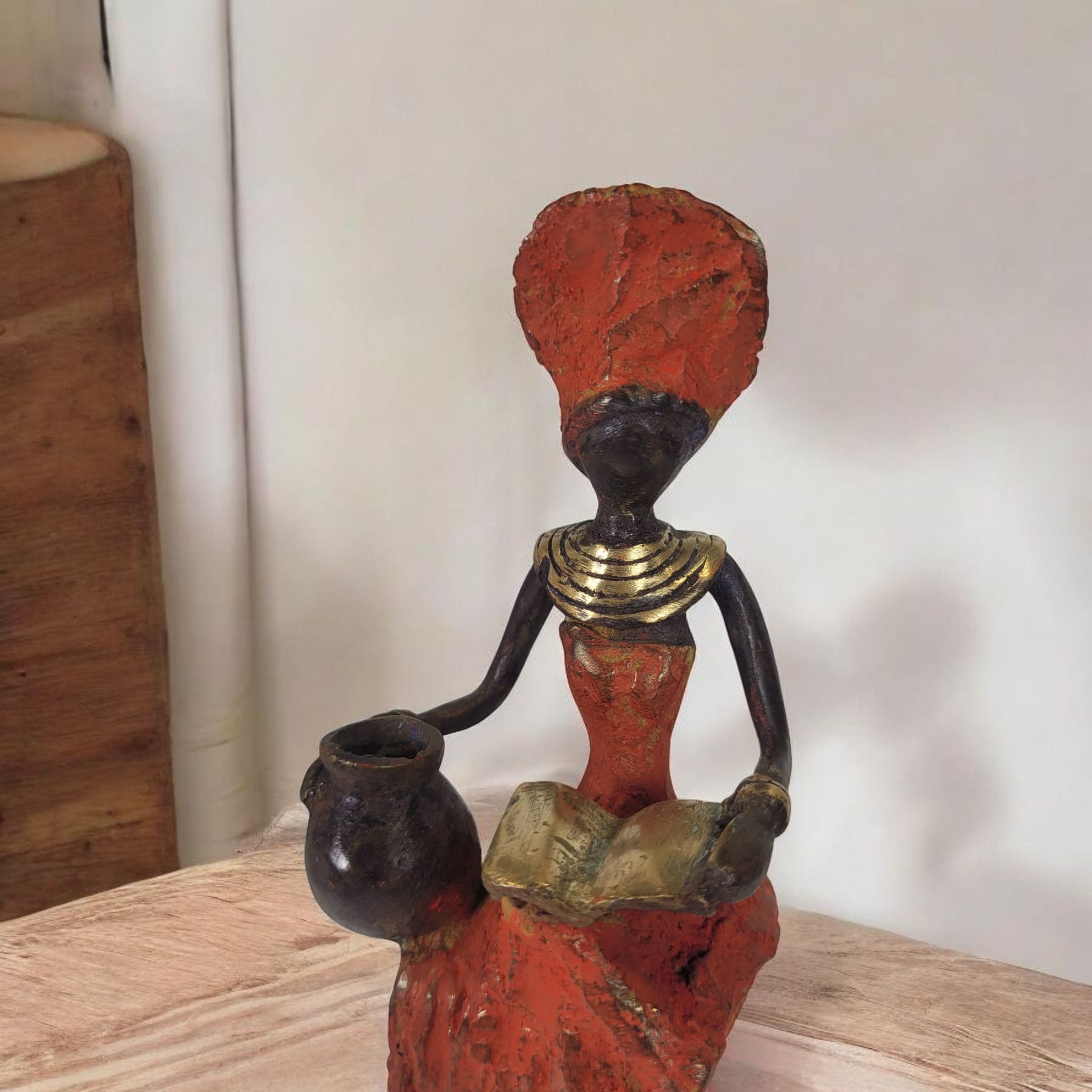 Bronze-Skulptur "Lesende Frau mit Krug" by Soré | verschiedene Größen und Farben