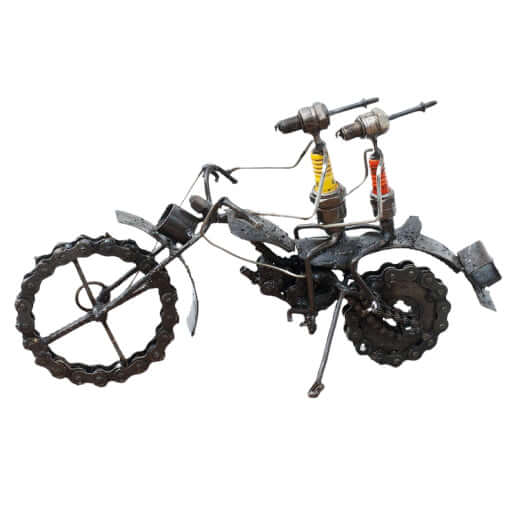 Motorradfahrer:innen aus recycelten Zündkerzen und Motorradteilen