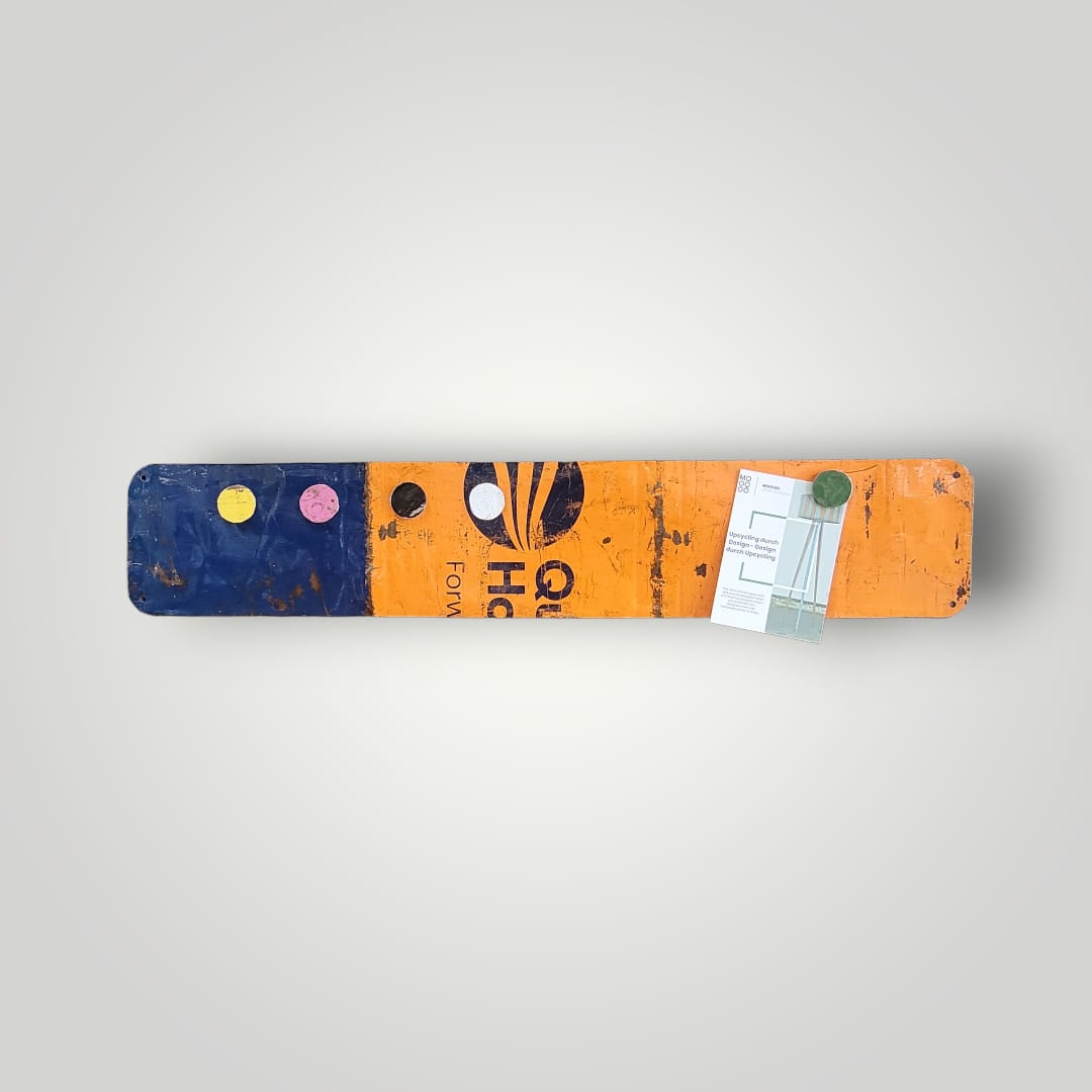 Magnettafel aus recycelten Ölfässern mit 5 bunten Magneten 80 cm * 15 cm