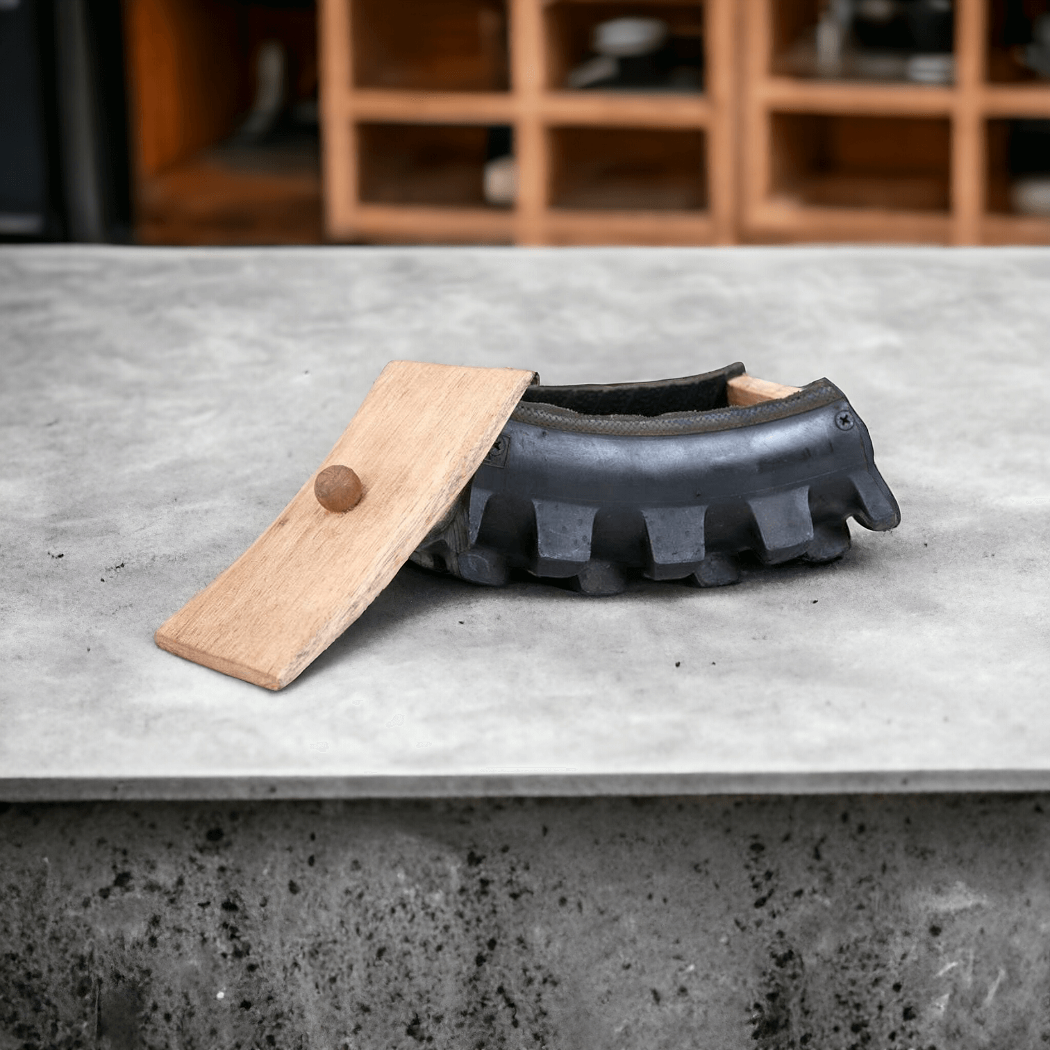 Reifenbox aus recyceltem Motorradreifen und Fraké-Holz Upcycling