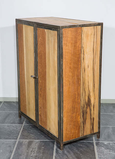 Schrank "Yako" aus Altmetall und Fraké-Holz