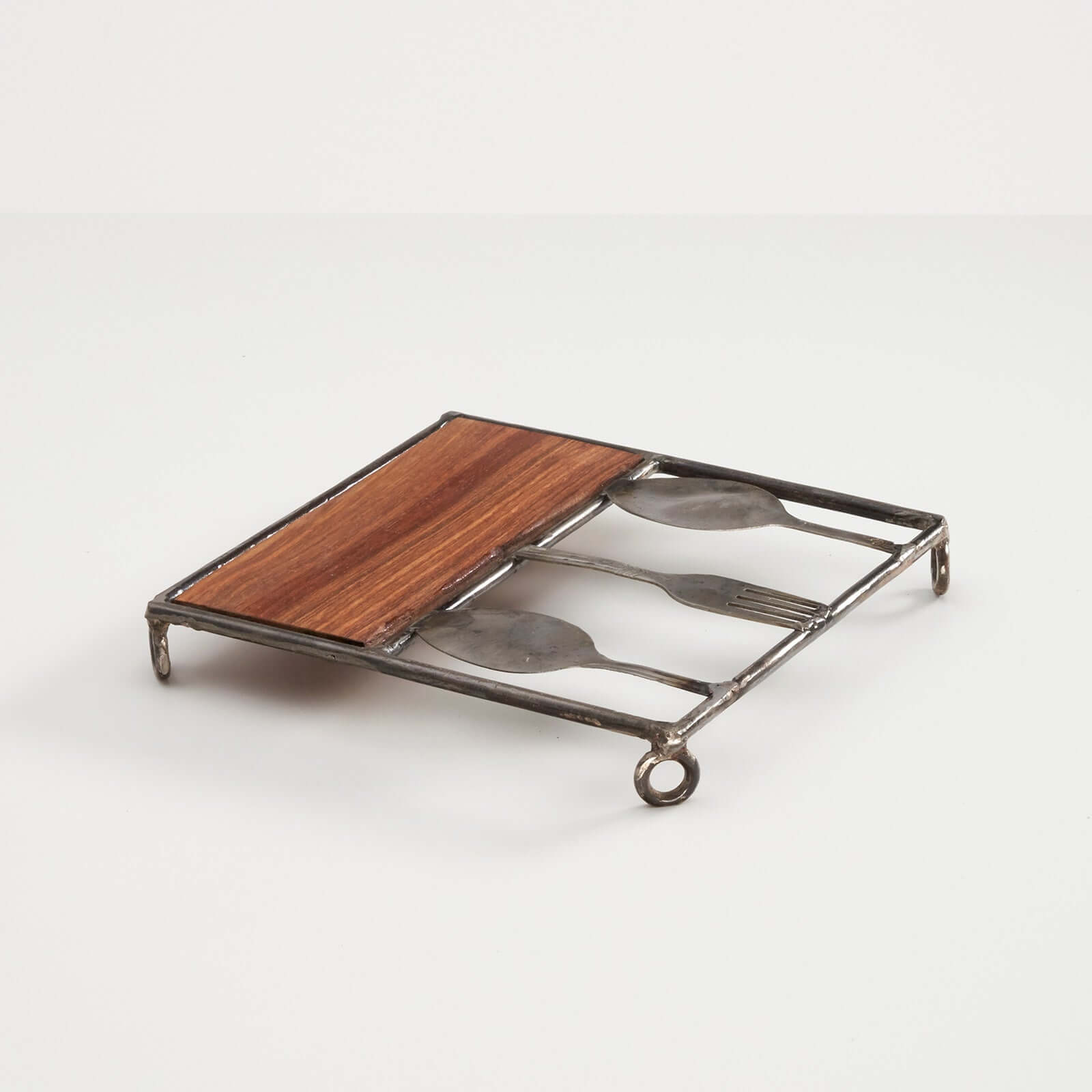 Untersetzer aus recyceltem Besteck und Altholz Upcycling Vintage